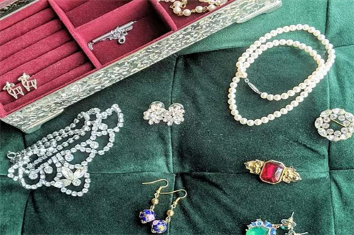 How to Choose a Jewelry Box for Your Valuables?