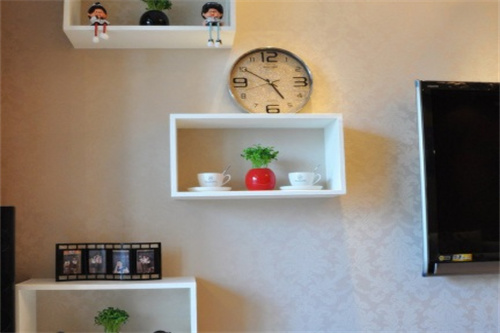 Tips and precautions for storing various items in a wooden jewelry box